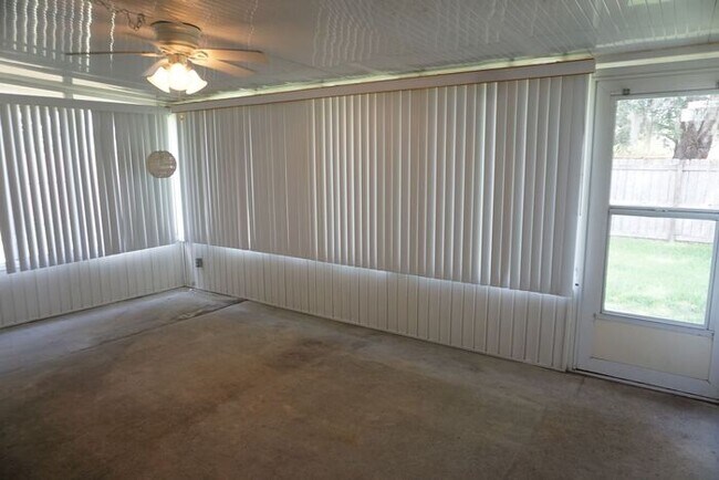 Building Photo - 3 Bedroom 2 Bathroom home with Garage Near Oakleaf