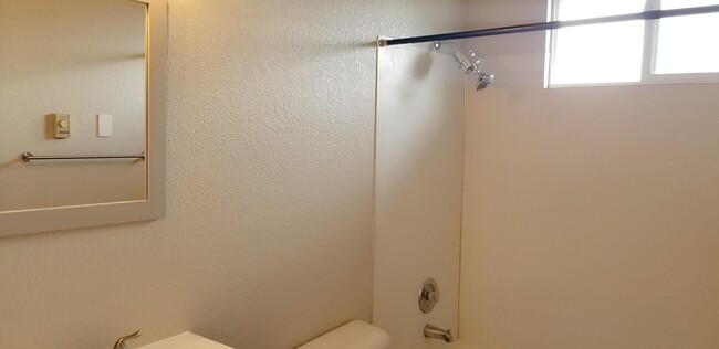 Building Photo - MOVE IN READY NOW! Desirable down town location. 1 bed, 1 bath. Includes water, sewer and garbage.
