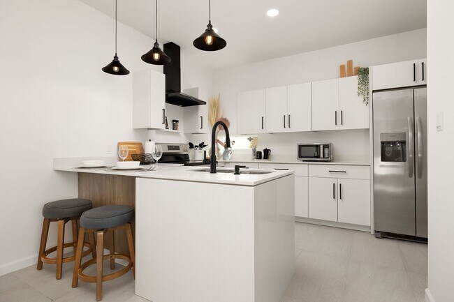 Building Photo - Luxury 3 Bedroom 2.5 Restroom Townhouse for Long-Term Lease | Gated Community-North McAllen