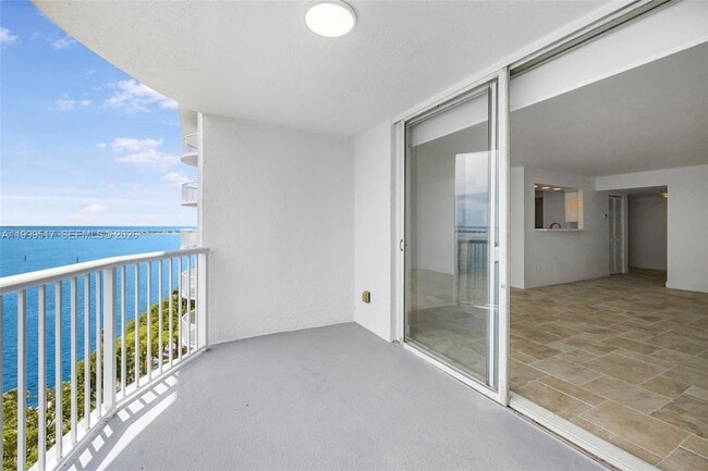 Building Photo - 1420 Brickell Bay Dr