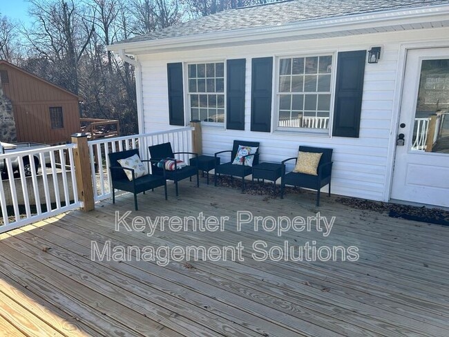 Building Photo - 17 White Oak Dr