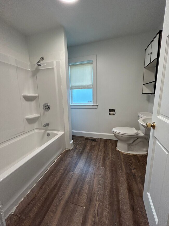 Building Photo - 2 Bedroom 1 Bath House W/ Large Front Porch