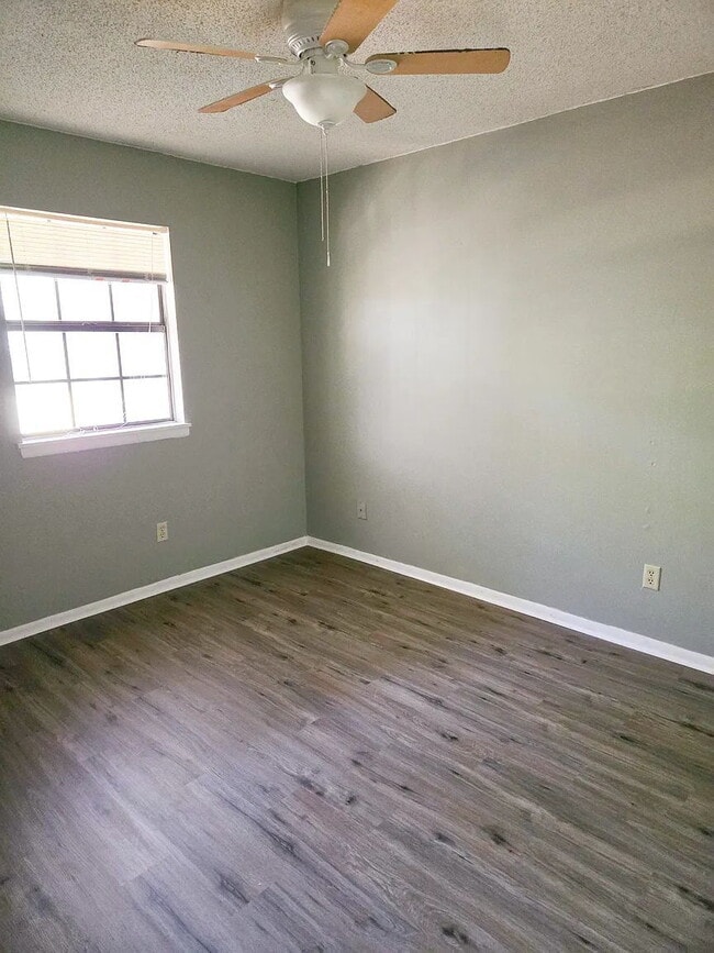 Building Photo - Great location. Centrally located.