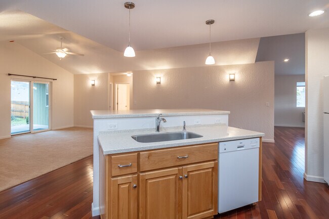 Building Photo - 233 Palmdale Ave