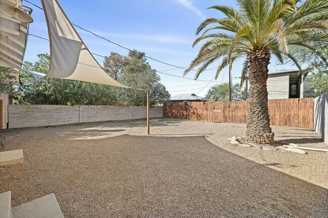 Building Photo - Vintage Bungalow Near University of Arizona