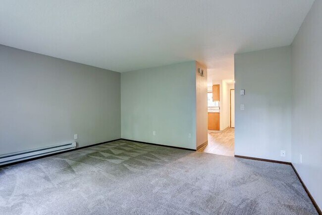 Building Photo - 2 bedroom 1 bath with washer/dryer in unit!