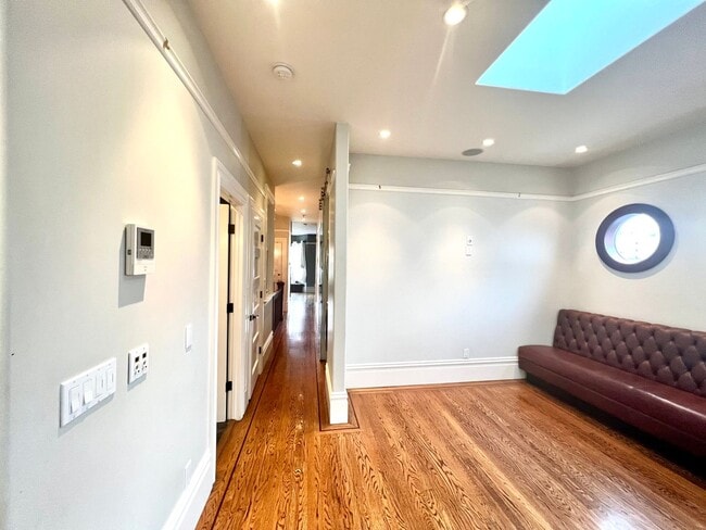 Building Photo - Welcome to North Beach! Premier 1 bed/ 2 B...
