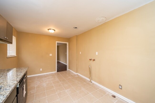 Building Photo - 213 Pine St