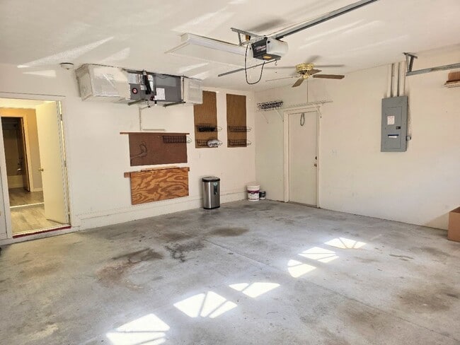 Building Photo - 3 bedroom, 2 bath, 2 car garage on a large lot!