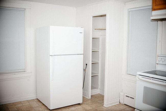 Building Photo - 26 E Main St