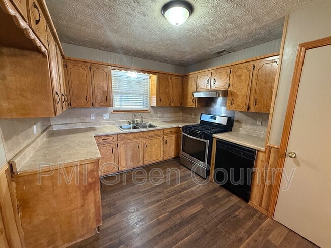 Building Photo - 241 Suburban Ln