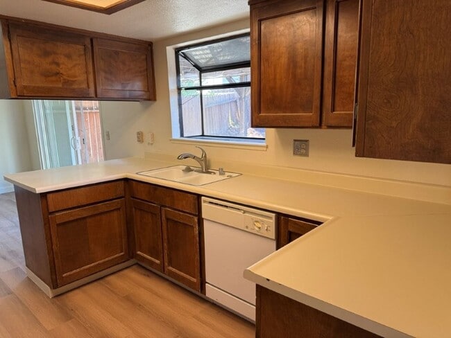 Building Photo - Updated 4 Bedroom 2.5 Bath Vacaville *Star...
