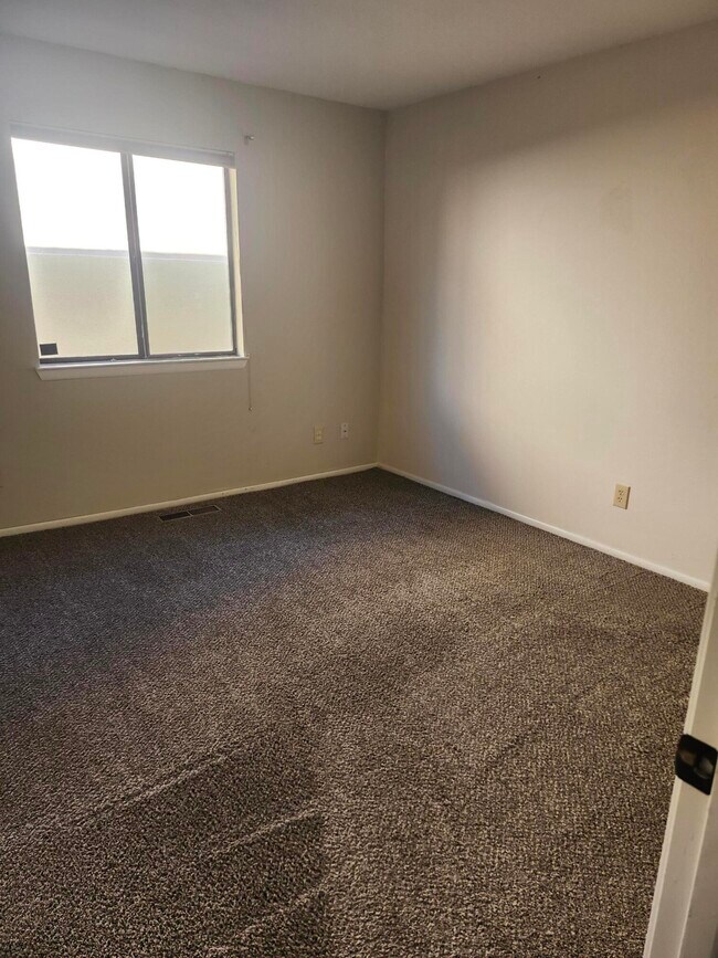 Building Photo - 8805 Yankee Dr NE