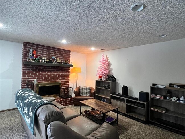 Building Photo - 520 Lake Summit Ct