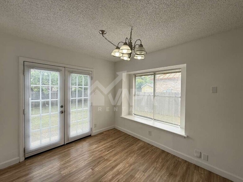 Building Photo - 3230 Bear Springs Dr