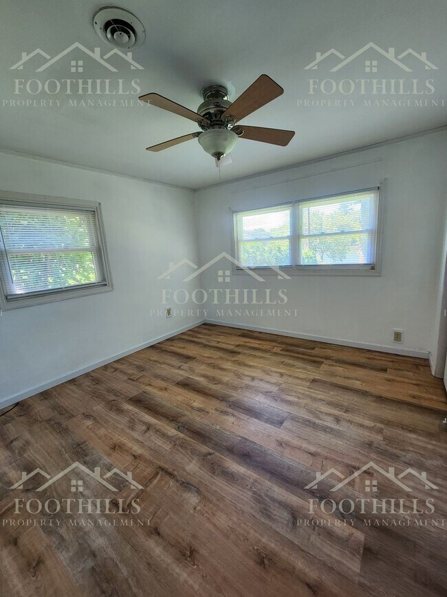 Building Photo - Charming Lake Cottage 2 Bedroom/2 Bath