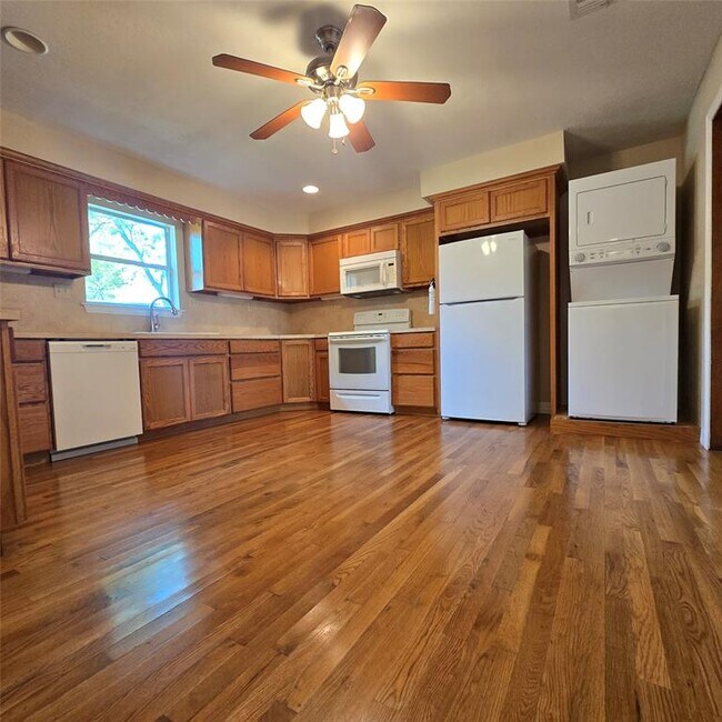 Building Photo - 504 Corral Ln