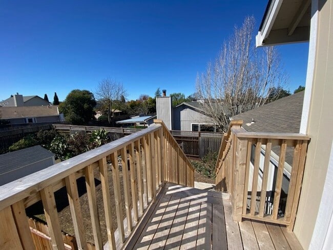 Building Photo - Spacious 3 Bed/2 Bath Duplex~ PG&E & Water Included Huge Savings!!