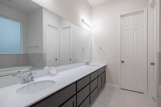 Building Photo - 14928 Iveans Way