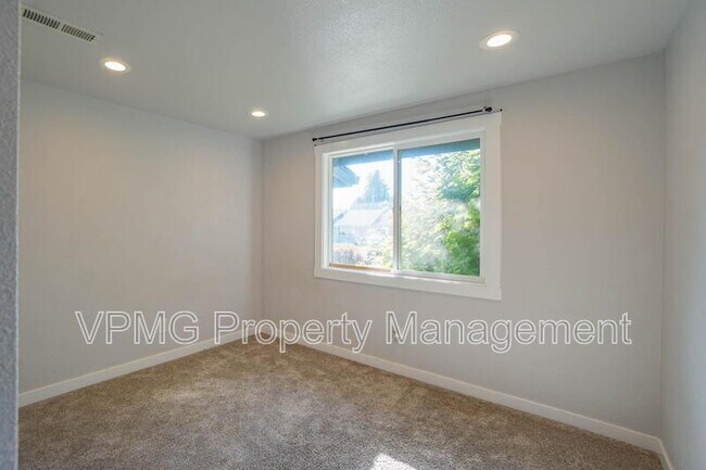 Building Photo - 3513 NE 135th Ave
