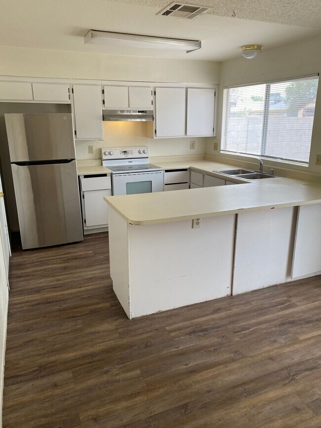 Building Photo - 5233 W Altadena Ave