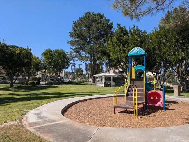 Building Photo - Charming 1Bd Upstairs Condo w/ Den & Garage