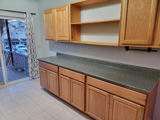 Building Photo - 2517 W Chestnut Ave