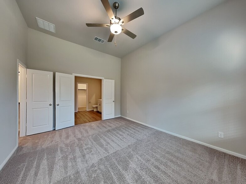 Building Photo - 427 Wydown Dr