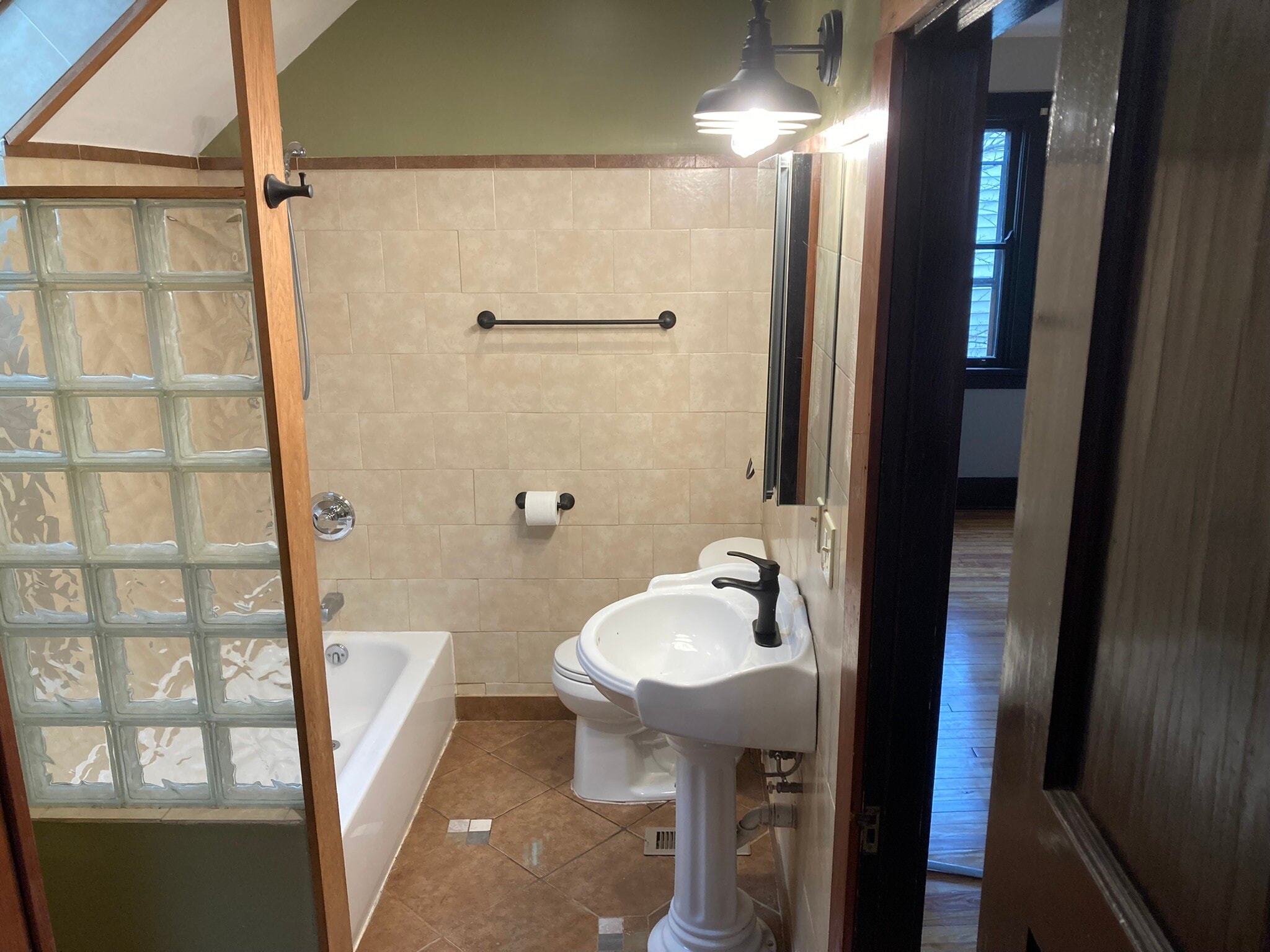 Bathroom with tub/shower combo - 1122 Holman Ave