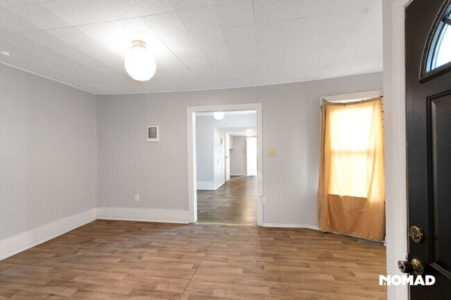 Building Photo - Charming 2BR Duplex in Salem