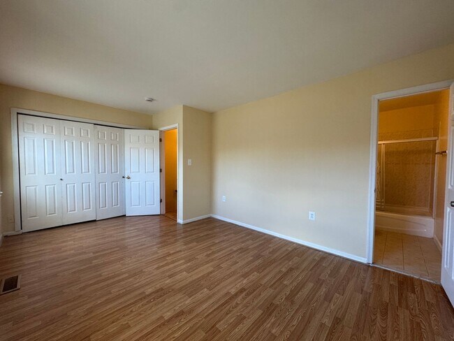 Building Photo - Beautiful 3 Bed 3 Bath Brick Townhome In Springfield Square