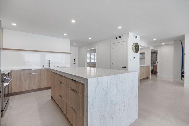 Building Photo - 10410 S Ocean Dr