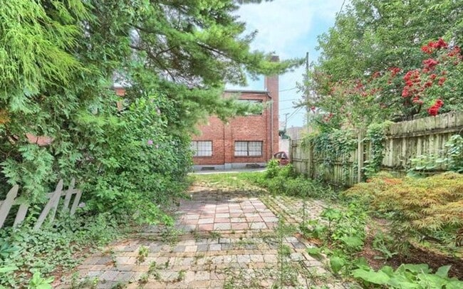 Building Photo - Beautiful 3 Bedroom, 1 Bath Colonial Home ...