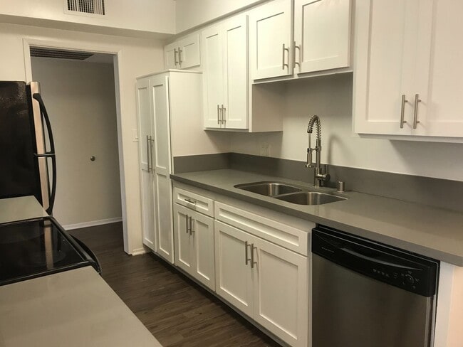 Interior Photo - 816 S. Bundy Dr