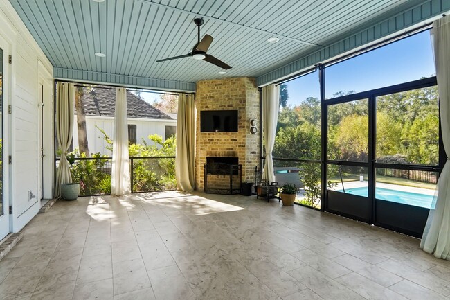 Building Photo - Pool/ Waterfront/ Custom Home in Waterways!