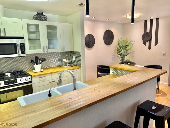 Building Photo - 2200 S Fort Apache Rd