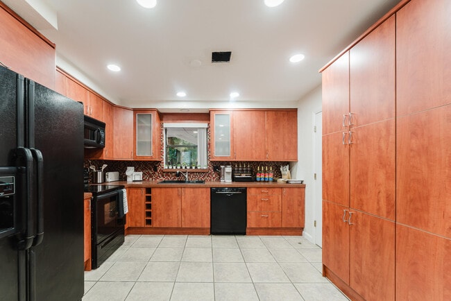 Building Photo - 1016 NE 26th Ave