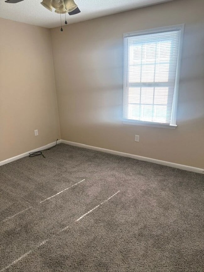 Building Photo - 800 Verdant Dr