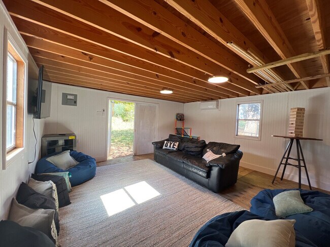 Building Photo - 24 Seth St