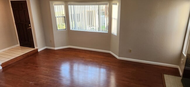 Building Photo - Great location!!!  3 bed 2 1/2 bath town h...