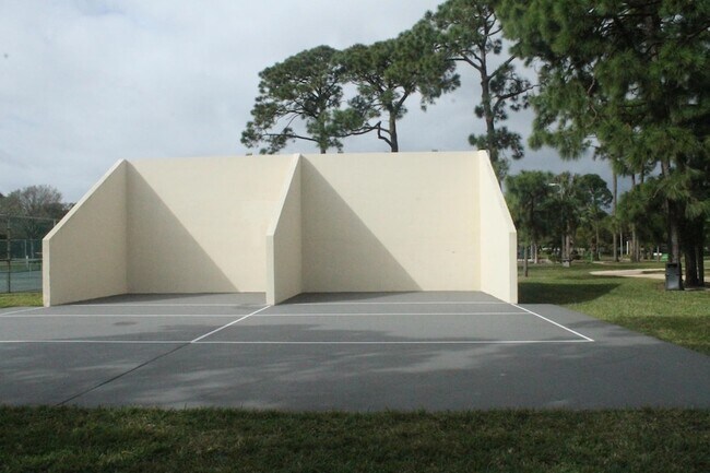 Building Photo - 1522 15th Ln
