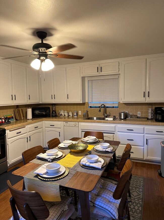 Building Photo - 2 bedroom 2bath with garage.