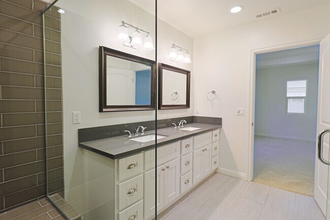 Building Photo - Amazing 4-bedroom + 3-bathroom house in Ma...