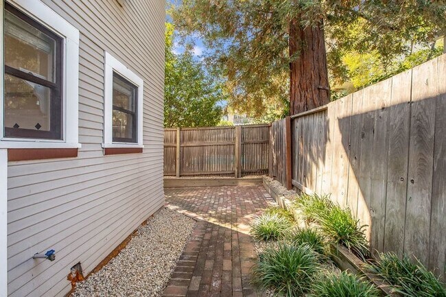 Building Photo - 332 Waverley St