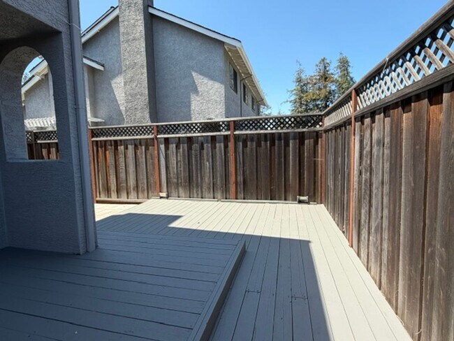 Building Photo - End unit in quiet Campbell location!