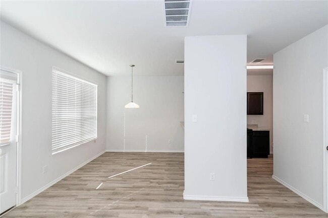 Building Photo - 9202 Yellow Rose Dr