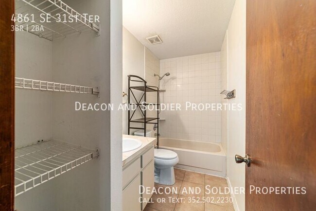 Building Photo - 4861 SE 31st Terrace