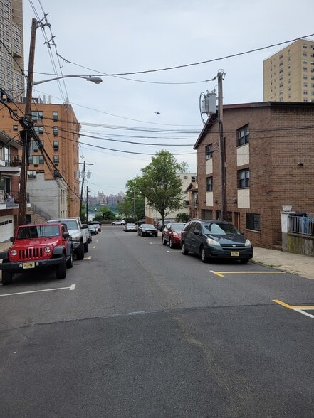 Building Photo - 17 68th St