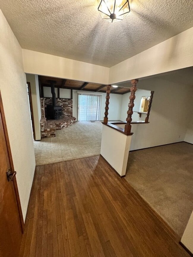 Building Photo - $1000 Move In Special! Available for Move In!