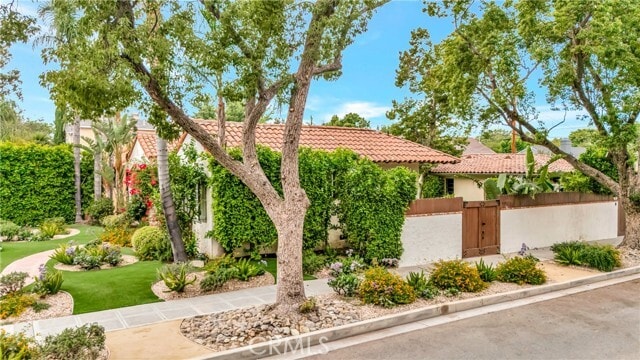 Building Photo - 546 S Beachwood Dr